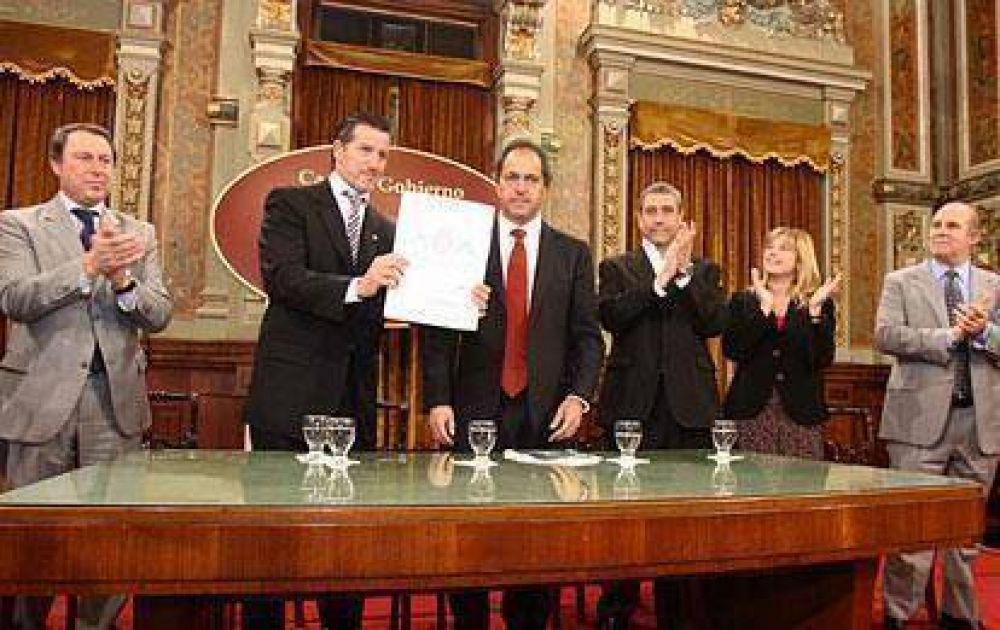 Scioli le entreg� a Independiente la escritura del predio de Villa Dom�nico