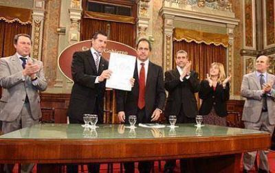Scioli le entreg� a Independiente la escritura del predio de Villa Dom�nico