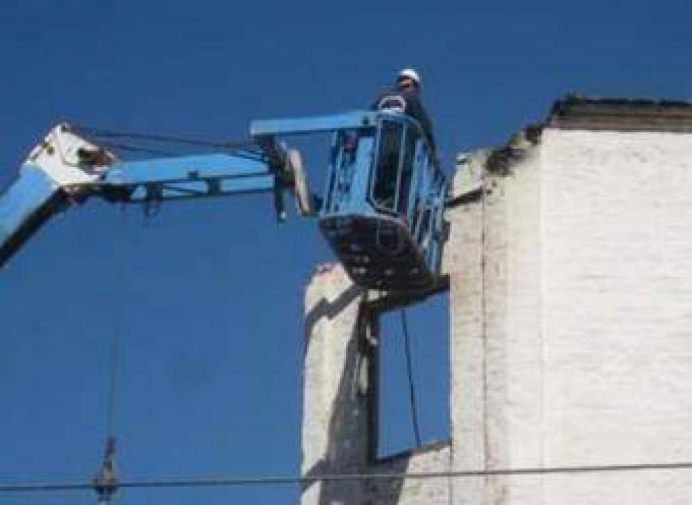 Comenzaron a demoler parte del edificio