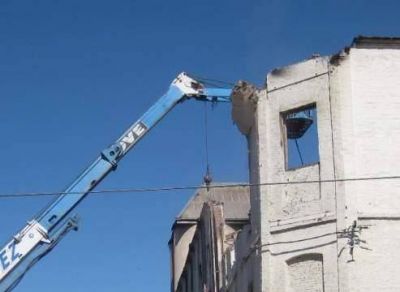 Est�n demoliendo parte del edificio de Molinos Tassara