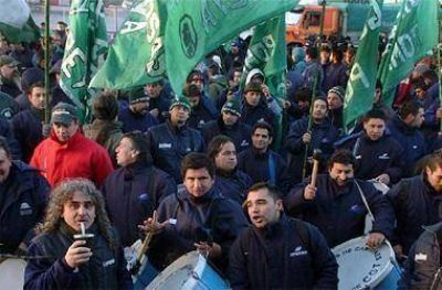 Calles cortadas y gran despliegue por la asunci�n de Moyano en la conducci�n del PJ bonaerense