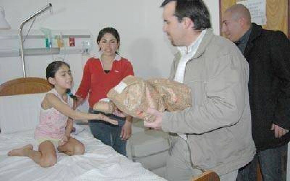  Caleta: entregaron juguetes a ni�os internados en Hospital
