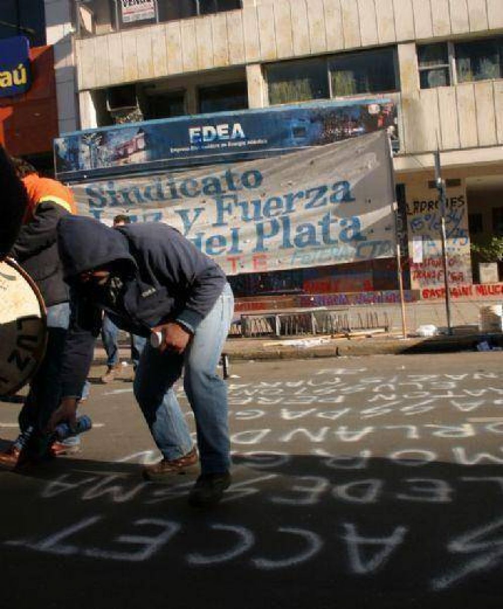 Trabajadores de Luz y Fuerza se movilizaron ante EDEA y hoy participan de reuni�n clave en La Plata