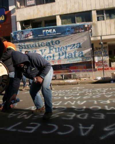 Trabajadores de Luz y Fuerza se movilizaron ante EDEA y hoy participan de reuni�n clave en La Plata