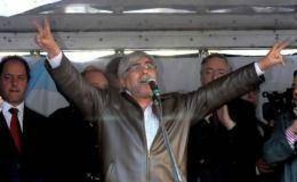 Escoltado por Kirchner y Scioli, Moyano asumi� como titular del PJ bonaerense
