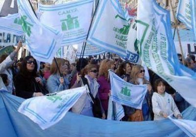 Docentes y alumnos se concentraron frente a la jefatura de gobierno