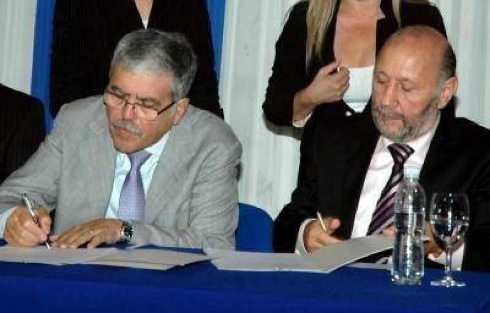 Insfr�n y De Vido firman contratos para la l�nea entre Ibarreta y Campo