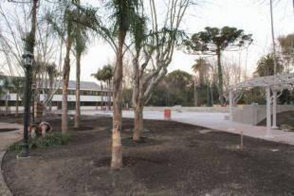 Inauguran la remodelada Plaza Rivadavia