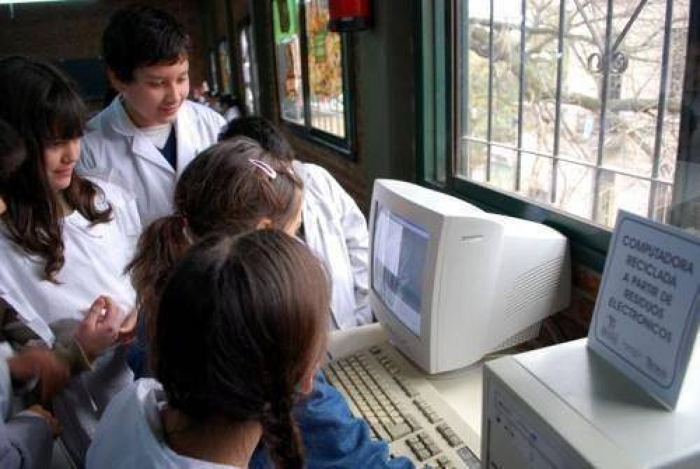 La Escuela N� 1 de Adrogu� cuenta con una nueva computadora producto del Plan "Brown Recicla"