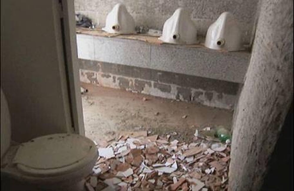 A 4 meses de inaugurado, el edificio anexo de la Legislatura clausur� un ba�o que se desplom�