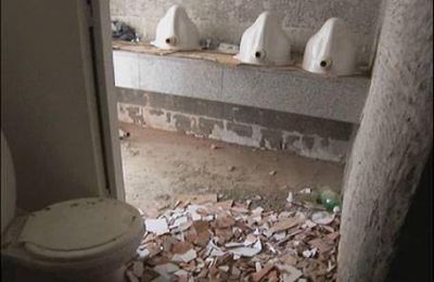 A 4 meses de inaugurado, el edificio anexo de la Legislatura clausur� un ba�o que se desplom�