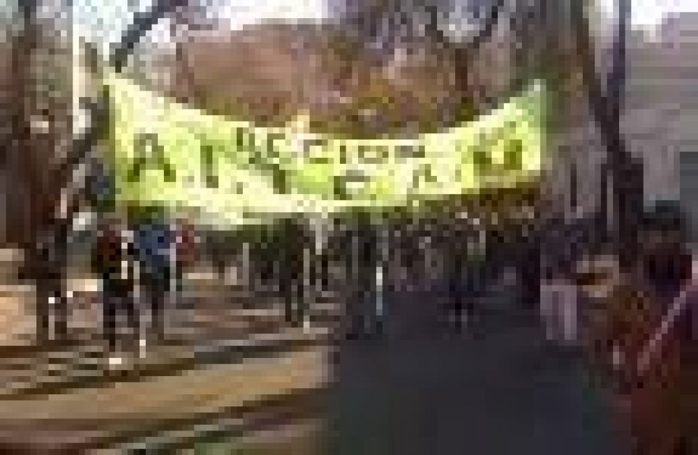 Los trapitos llevaron su protesta contra Fayad a las calles del microcentro de Mendoza