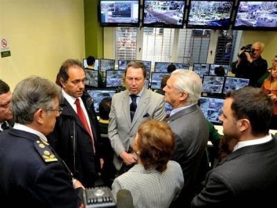 El Gobernador inaugur� 20 c�maras de seguridad y entreg� patrulleros en San Mart�n