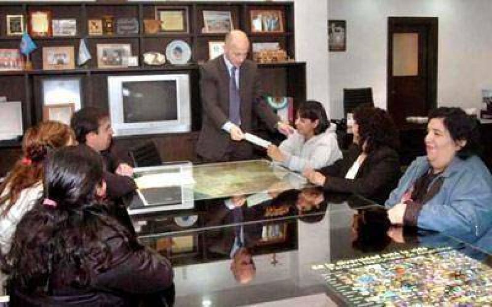  Cotillo otorg� aporte a la Escuela Especial N� 8