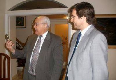 Lucas Ghi junto al embajador de Cuba