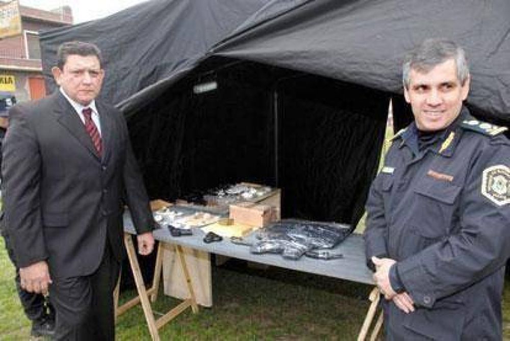 Allanan 4 villas en Lan�s y hay 28 detenidos