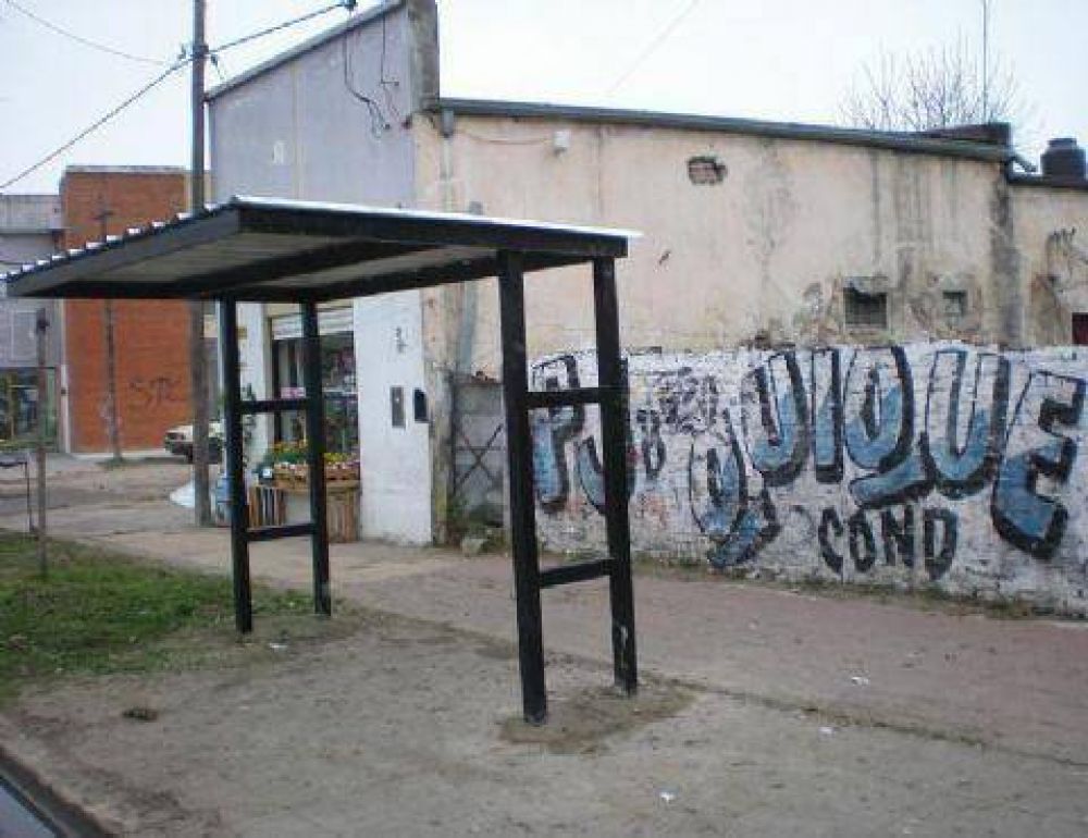  	 Cambio de refugios de colectivos Armendi destac� la importancia de darle "respuestas a los vecinos"