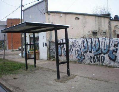  	 Cambio de refugios de colectivos Armendi destac� la importancia de darle "respuestas a los vecinos"