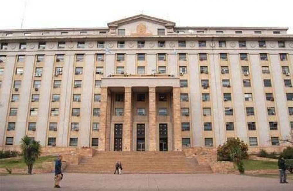Por cuarta vez en el a�o amenazaron con tirarse al vac�o en Casa de Gobierno
