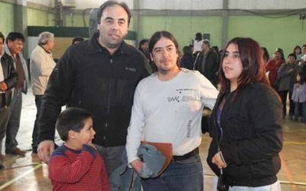 Das Neves entreg� viviendas a trabajadores del petr�leo