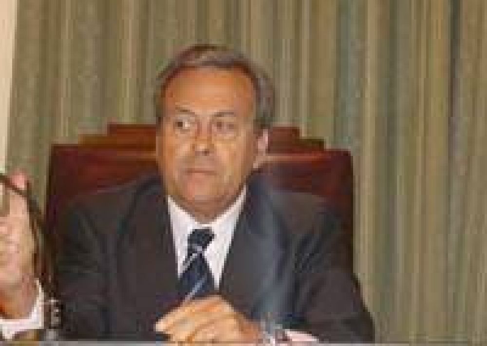 Molina dijo que sin el aumento de tasas se ponen en riesgo los servicios y el pago de sueldos