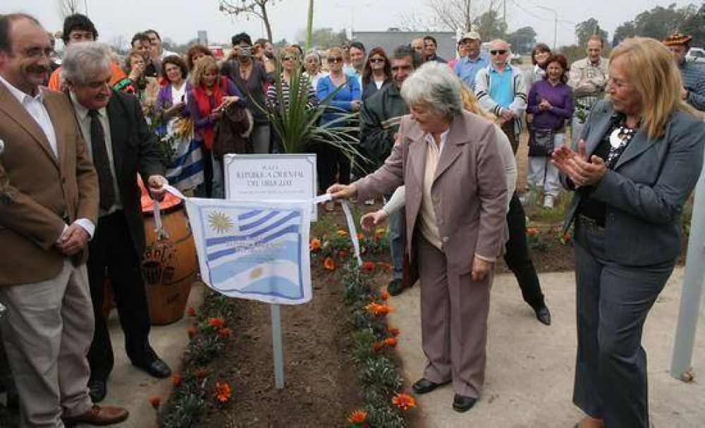 Junto a residentes uruguayos: Fue inaugurada la Plaza Rep�blica Oriental del Uruguay