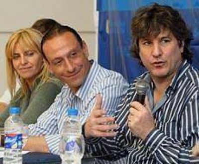 Durante un acto realizado en la cancha de b�squet del Ca�uelas F�tbol Club dijo que las gestiones del kirchnerismo fueron las mejores desde el gobierno de Per�n. Hubo silbidos para Cobos, Carri�, Ricardito y otros referentes de la oposici�n.