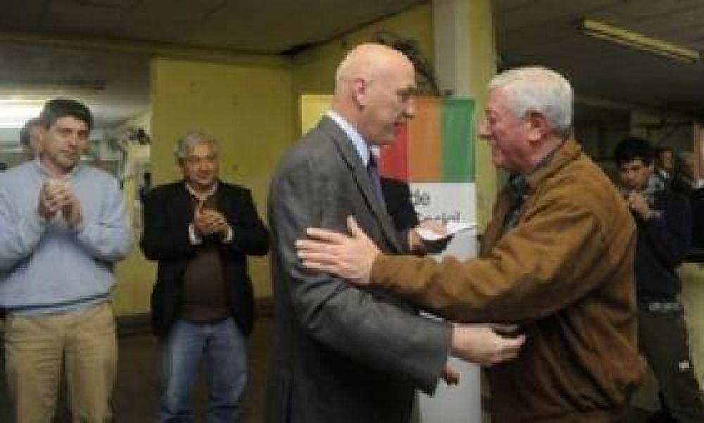 Entregaron $282 mil a 15 clubes de la Regi�n 4