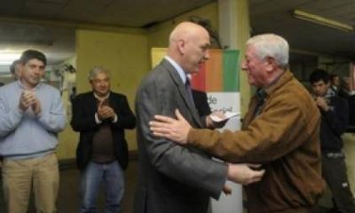 Entregaron $282 mil a 15 clubes de la Regi�n 4