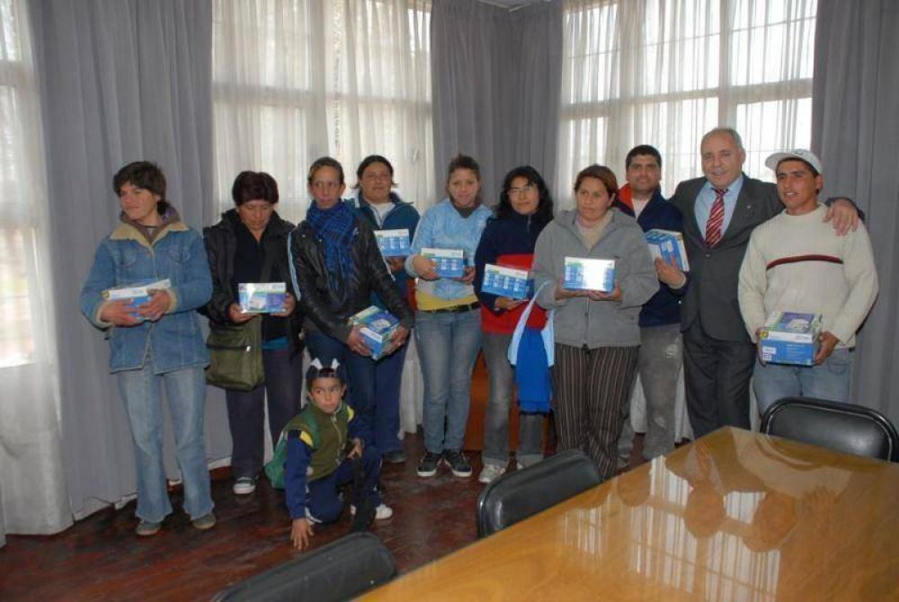 Presidente Per�n - Municipalidad de Presidente Per�n Provincia de Buenos Aires  Familias de bajos recursos recibieron nebulizadores