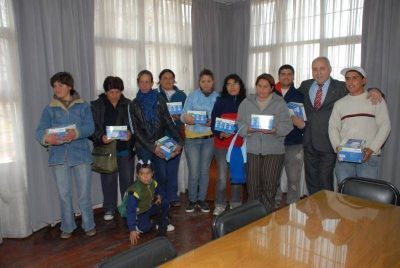 Presidente Per�n - Municipalidad de Presidente Per�n Provincia de Buenos Aires  Familias de bajos recursos recibieron nebulizadores