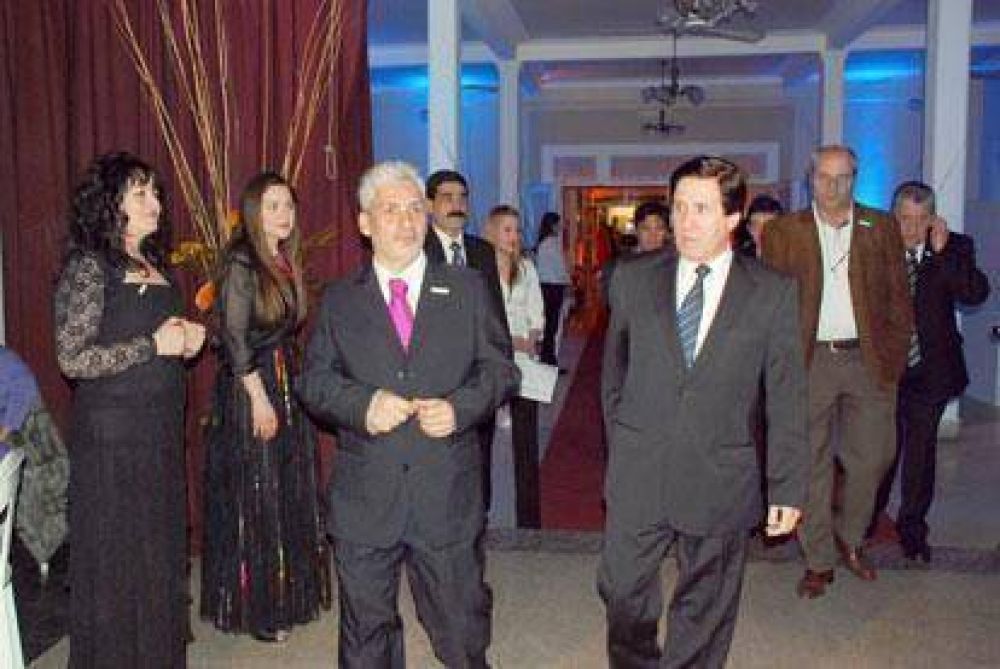 Realizaron en Lan�s la fiesta aniversario de Expo Colectividades