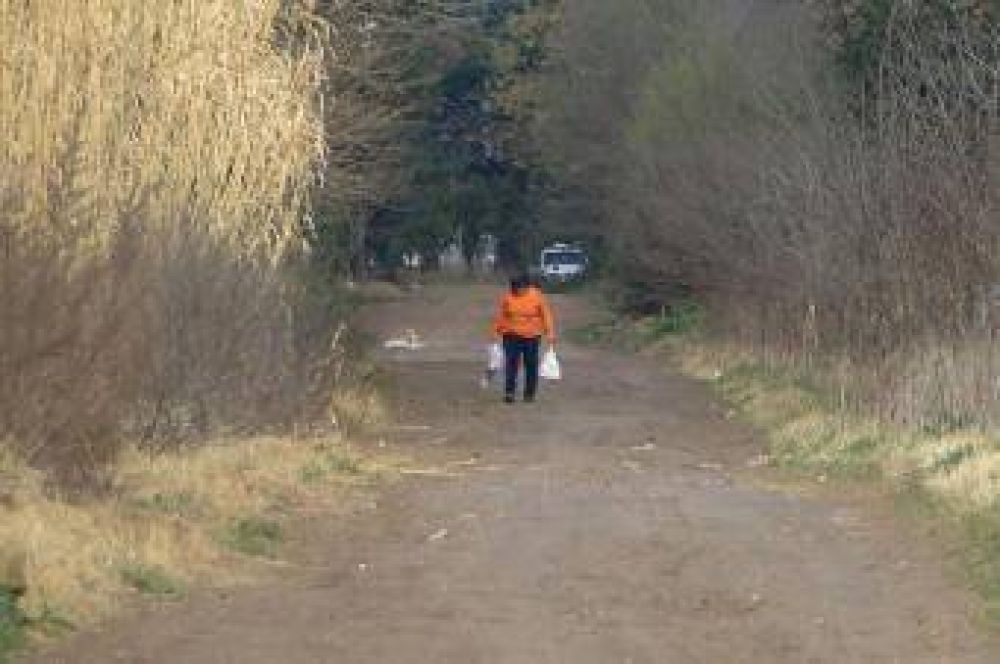 Los vecinos piden que se desmalecen las banquinas y que pase la motoniveladora