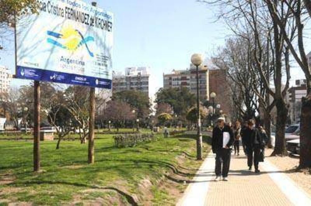 Iniciaron trabajos para instalar riego por aspersi�n en plazas del centro