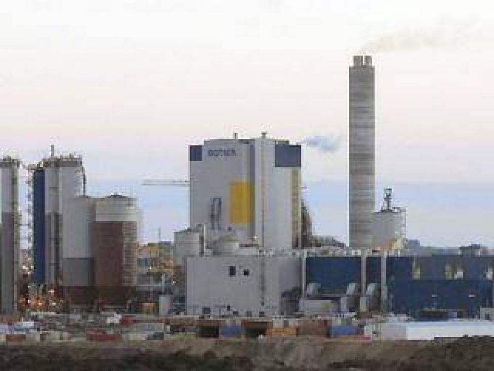 Argentina y Uruguay rubricaron el tratado para monitoreo conjunto de la pastera de UPM