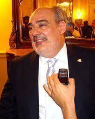 El Gobierno admite que hoy firma con la Naci�n y desnud� su estrategia