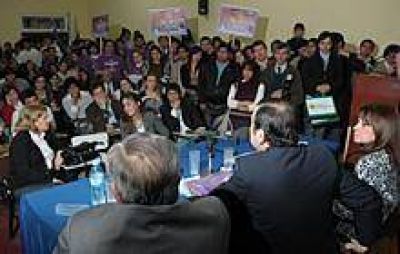 �La participaci�n de los j�venes es b�sica para fortalecer la democracia� 