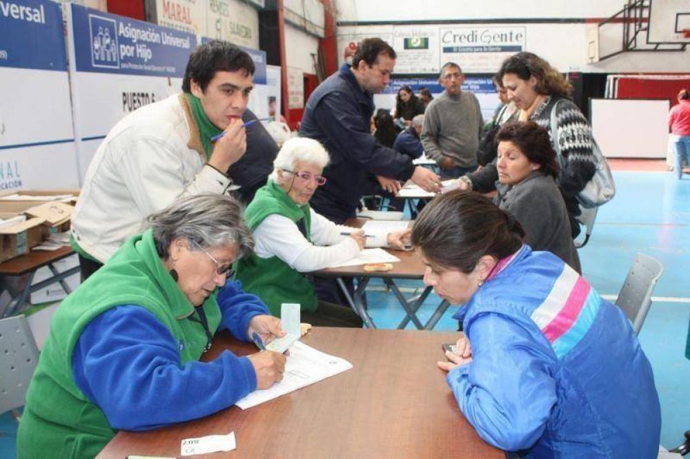 San Miguel - Entrega de libretas de la asignaci�n universal