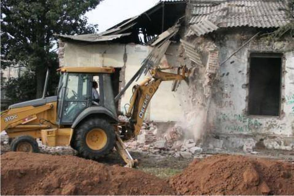 Seguridad en la zona del bajo  El Municipio demoli� edificaci�n lindera a la Escuela T�cnica