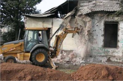 Seguridad en la zona del bajo  El Municipio demoli� edificaci�n lindera a la Escuela T�cnica