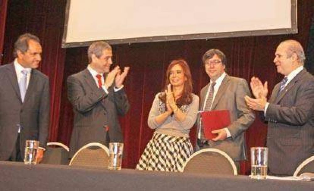 La Presidenta oficializ� la craci�n de la Universidad Nacional de Avellaneda y entreg� viviendas y netbooks en el Roma
