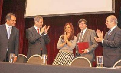 La Presidenta oficializ� la craci�n de la Universidad Nacional de Avellaneda y entreg� viviendas y netbooks en el Roma