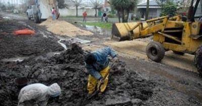 Ins�lito: la calle perdi� "sustentabilidad" y cuatro veh�culos quedaron encajados