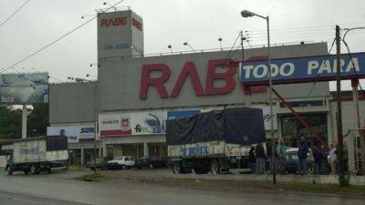 Ahora, los camioneros de Moyano bloquean corralones
