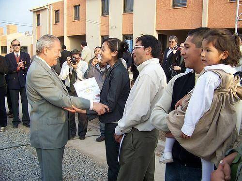 Entregaron viviendas a viales nacionales