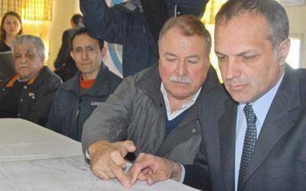Buzzi viaja hoy a Colombia para disertar sobre el proyecto de aulas digitales y energ�as alternativas