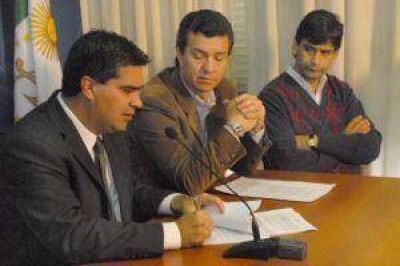 El gobernador reglament� el pase a planta en Salud y afirma que el paro no tiene motivo 