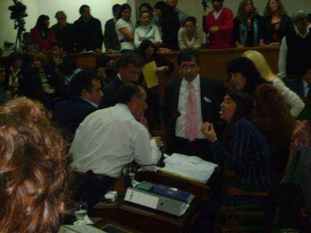 Pol�mica sobre ruedas Los colectivos de Garc�a generan dudas en la oposici�n