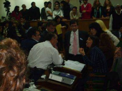 Pol�mica sobre ruedas Los colectivos de Garc�a generan dudas en la oposici�n