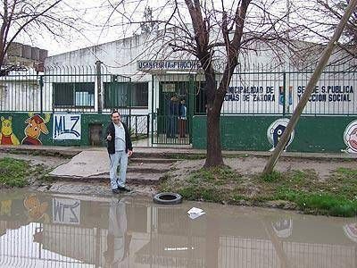 Vecinos reclaman por una calle devenida en "una gran laguna"